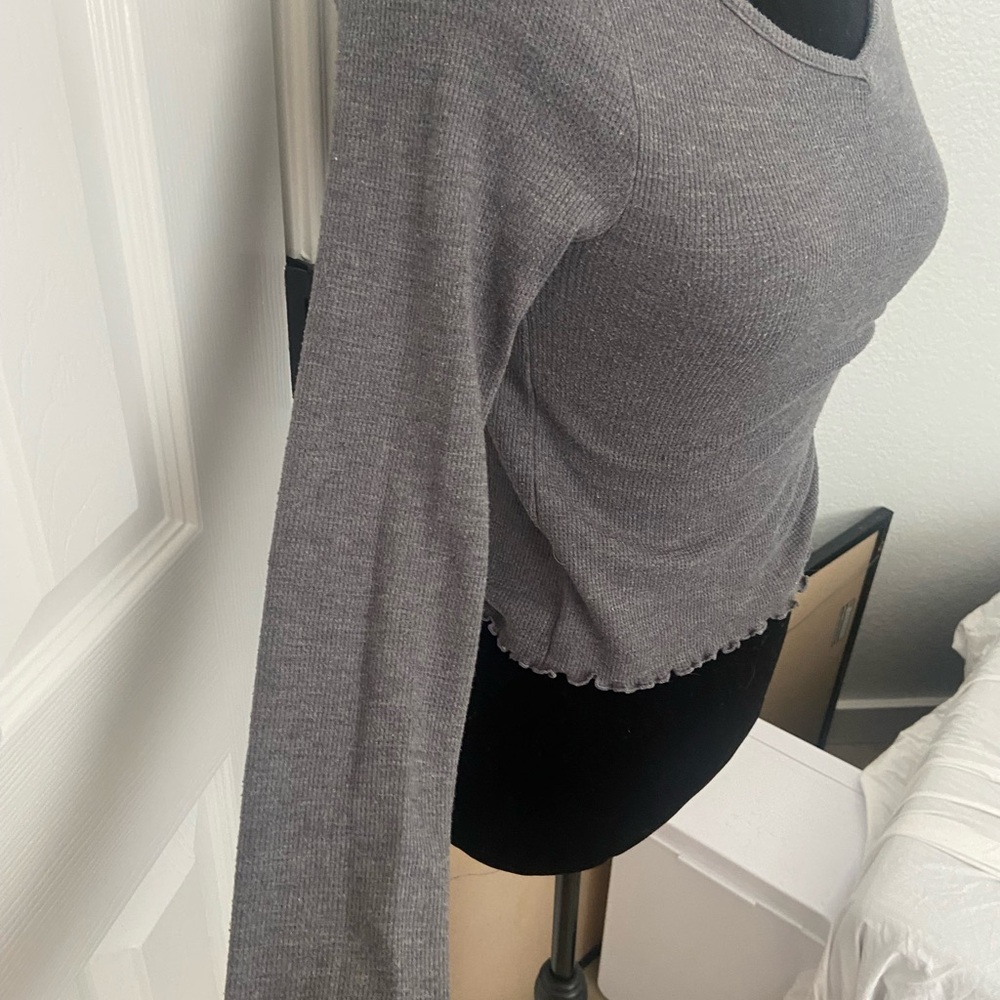 SO Gray Ribbed Long-Sleeve Lettuce-Edge Crop Top